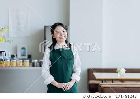 一個在咖啡館工作的年輕女子 131481242