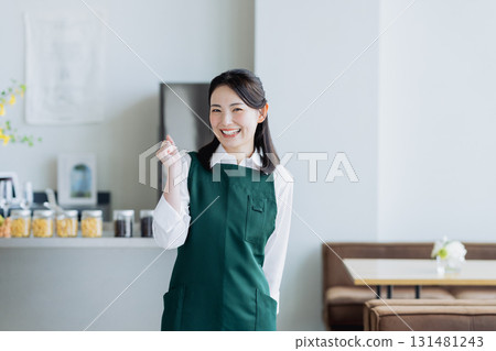 一個在咖啡館工作的年輕女子 131481243