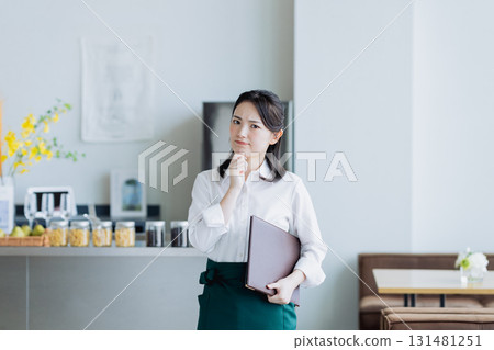 一個在咖啡館工作的年輕女子 131481251