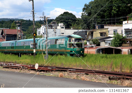 由布院之森列車在豐後森機車公園前運行 由布院之森列車在豐後森機車公園前運行 131481367
