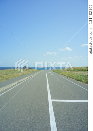Scenery of Cape Shiriya on a clear autumn day, Higashidori Village, Aomori Prefecture, late September, road leading to the sea 131482162