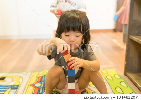 幼兒女孩堆砌積木 131482207