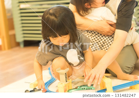 蹣跚學步的女孩玩玩具 131482247