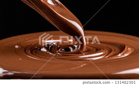 情人節圖片:特寫:一個豪華的黑色容器,裡面盛有濃鬱的融化巧克力和一把湯匙。 情人節圖片:特寫:一個豪華的黑色容器,裡面盛有濃鬱的融化巧克力和一把湯匙。 131482301