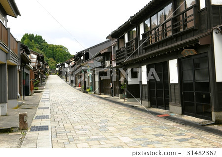 [Toyama City: Suwamachi Hondori, a historic streetscape of stone pavement and lattice doors] 131482362