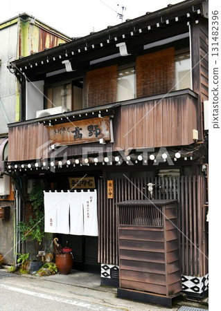 [The exterior of Takano, a handmade soba noodle shop founded in 1892 in Yao, a town on the slopes of Toyama City] 131482396