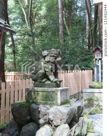 伊勢國一宮猿田彥大本宮椿神社,位於伊勢國鈴鹿山脈中部山麓,是一座擁有2000年歷史的神社,其守護獅子像 伊勢國一宮猿田彥大本宮椿神社,位於伊勢國鈴鹿山脈中部山麓,是一座擁有2000年歷史的神社,其守護獅子像 131482444