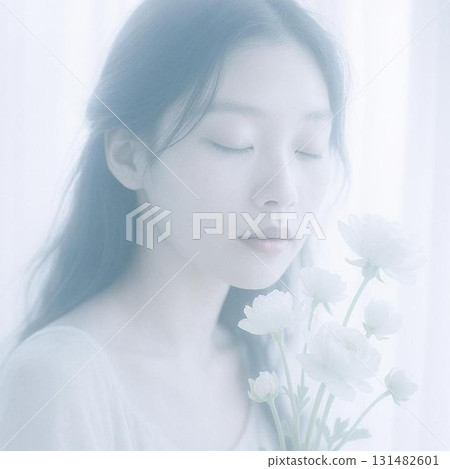 拿著花的透明女人 131482601