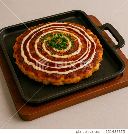 經典的御好燒,盛放在鐵板上 經典的御好燒,盛放在鐵板上 131482855