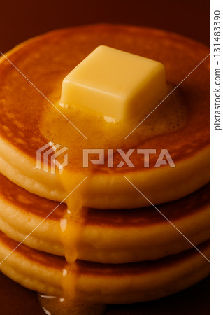 鬆軟的煎餅配上融化的奶油 131483390
