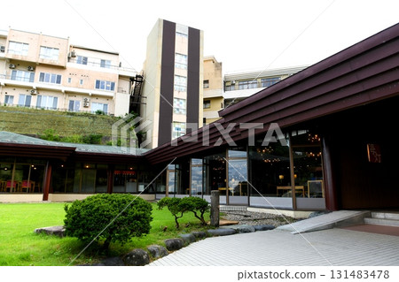 [Exterior of the relaxing inn Umi Akari in Iwaido Onsen, Himi Onsen Village, Himi City] 131483478