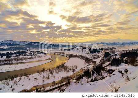 新潟縣小千谷市山本山高原日出時分的信濃川和越後三山的雪景 131483516
