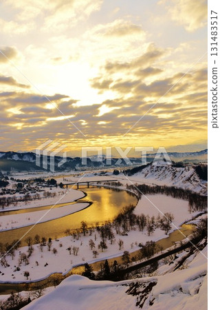 新潟縣小千谷市山本山高原日出時分的信濃川和越後三山的雪景 131483517