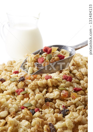 Refreshing breakfast image_fruit granola 131484133