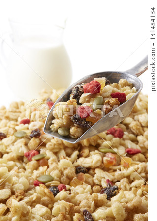 Refreshing breakfast image_fruit granola 131484134