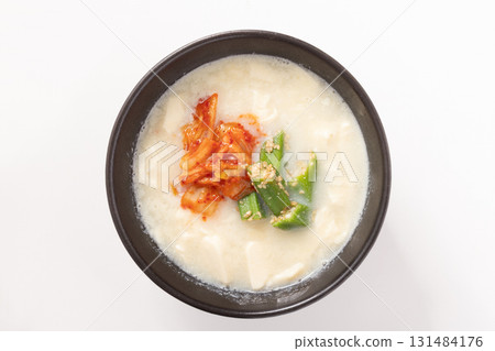 豆腐湯佐泡菜和秋葵,淋上芝麻 豆腐湯佐泡菜和秋葵,淋上芝麻 131484176