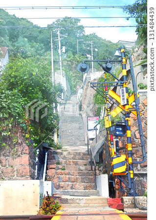 鐵路道口，跑上樓梯 [垂直構圖] 131484439