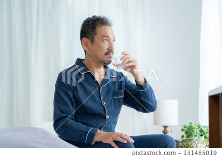 中年男子在臥室喝水 131485019
