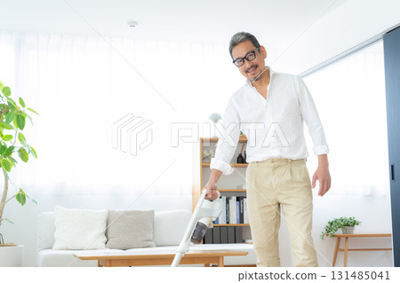 中年男子打掃衛生 131485041