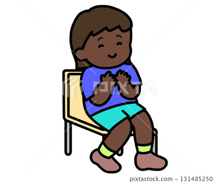 坐在椅子上鼓掌的黑人女孩 131485250