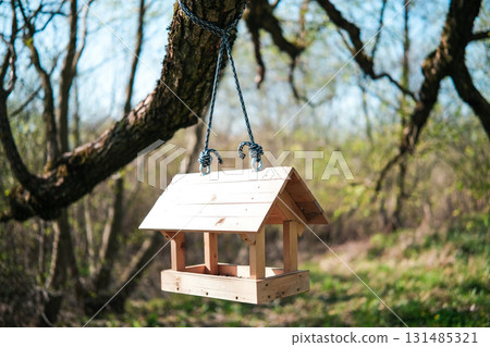 Bird feeder in the form of a house 131485321