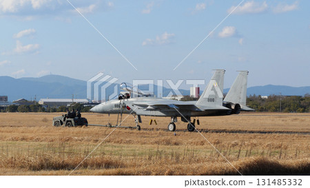 日本航空自衛隊F-15J鷹式戰鬥機被牽引 日本航空自衛隊F-15J鷹式戰鬥機被牽引 131485332