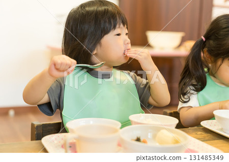 孩子們在幼兒園吃午餐 131485349