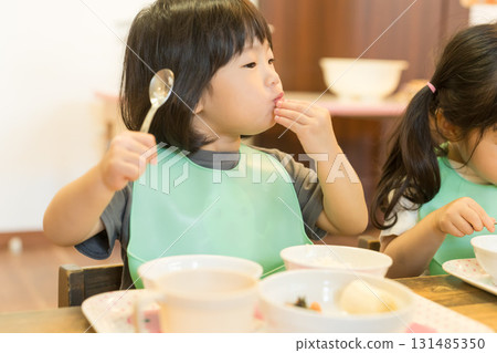 Children eating lunch at a nursery school 131485350