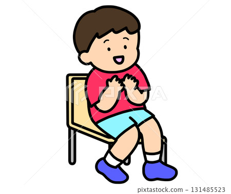 男孩坐在椅子上鼓掌 男孩坐在椅子上鼓掌 131485523