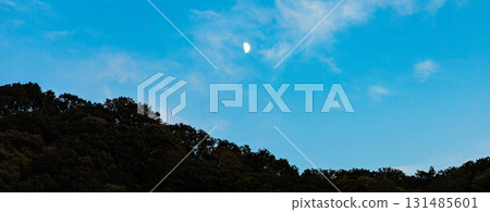 日落前有藍天和月亮的神秘景觀 131485601