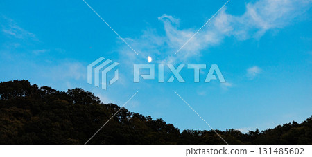日落前有藍天和月亮的神秘景觀 131485602