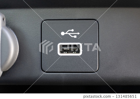 汽車內 USB 連接埠的特寫 131485651