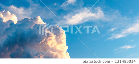 日落前藍天和雲彩的簡單場景 日落前藍天和雲彩的簡單場景 131486034