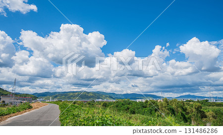 Autumn sky seen from the Keihanawa Bicycle Path, Yawata City, Kyoto Prefecture Autumn sky seen from the Keihanawa Bicycle Path, Yawata City, Kyoto Prefecture 131486286