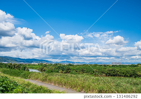 Cottony clouds floating in the autumn sky, Kumiyama Town, Kuze District, Kyoto Prefecture Cottony clouds floating in the autumn sky, Kumiyama Town, Kuze District, Kyoto Prefecture 131486292