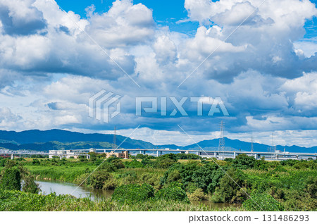 Clouds covering the autumn sky, Yawata City, Kyoto Prefecture Clouds covering the autumn sky, Yawata City, Kyoto Prefecture 131486293
