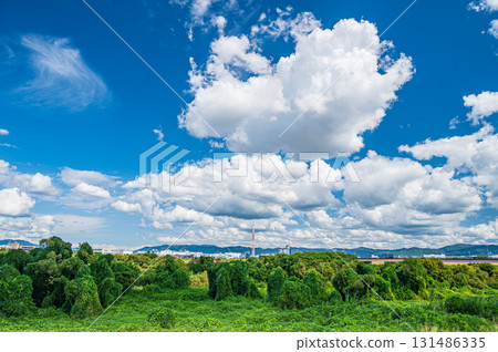 Clouds floating in the autumn sky, Yawata City, Kyoto Prefecture 131486335
