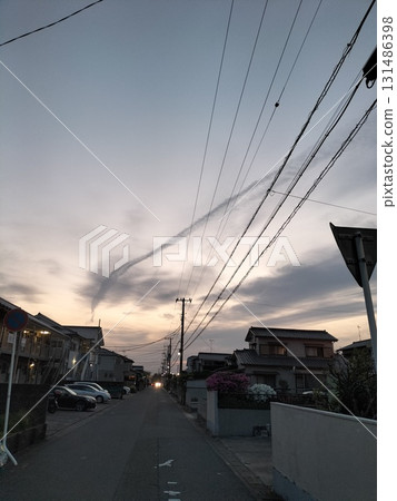 住宅區的凝結尾跡 住宅區的凝結尾跡 131486398