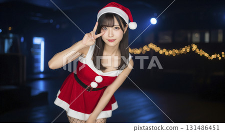 一個女人誰做了聖誕老人的角色扮演 一個女人誰做了聖誕老人的角色扮演 131486451