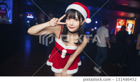 一個女人誰做了聖誕老人的角色扮演 一個女人誰做了聖誕老人的角色扮演 131486452