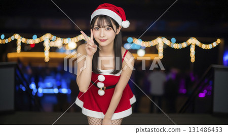 一個女人誰做了聖誕老人的角色扮演 一個女人誰做了聖誕老人的角色扮演 131486453