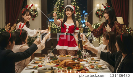 聖誕晚會上扮成聖誕老人的女人 131486480