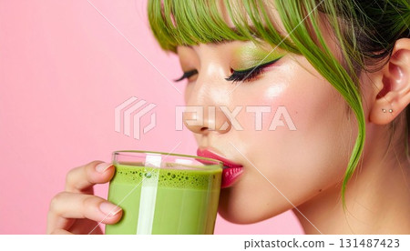 一位抹茶色頭髮的女子正在享用抹茶飲料。 131487423
