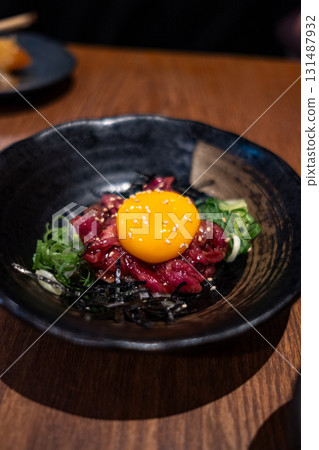 日本居酒屋供應的生馬肉刺身 131487932