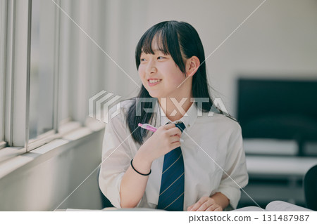 女國中生在補習班教室學習 女國中生在補習班教室學習 131487987
