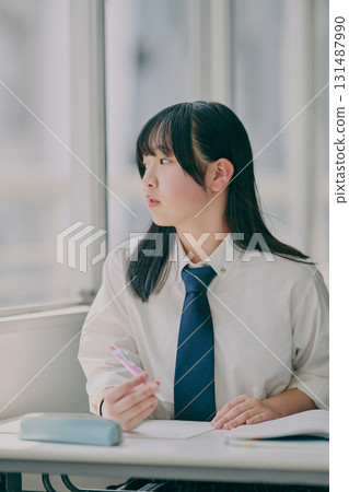 女國中生在補習班教室學習 女國中生在補習班教室學習 131487990