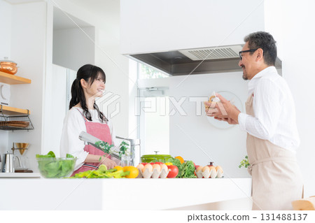 中年夫婦在廚房做飯 131488137