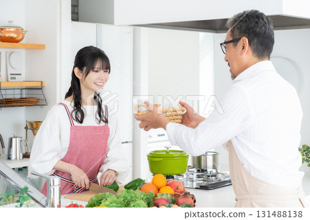 中年夫婦在廚房做飯 131488138