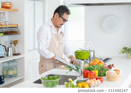 中年男子在廚房做飯 131488147