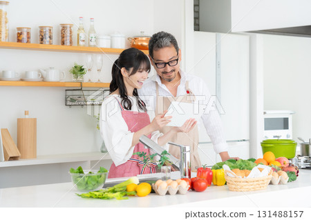 中年夫婦在廚房做飯 131488157